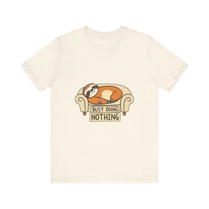 Lustiges T-Shirt mit einem schlafenden Faultier auf dem Sofa, witziges Geschenk Bild 9