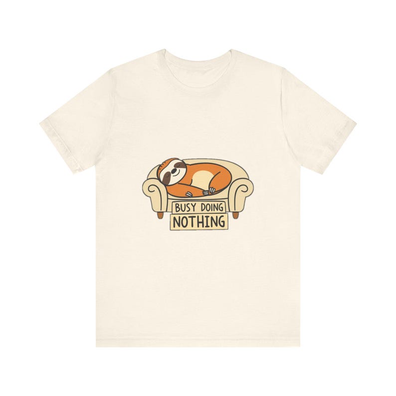 Lustiges T-Shirt mit einem schlafenden Faultier auf dem Sofa, witziges Geschenk Bild 9