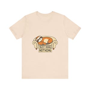 Lustiges T-Shirt mit einem schlafenden Faultier auf dem Sofa, witziges Geschenk Bild 10
