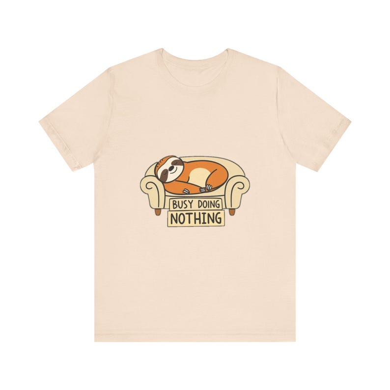 Lustiges T-Shirt mit einem schlafenden Faultier auf dem Sofa, witziges Geschenk Bild 10