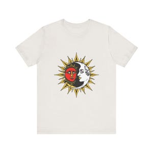 T-Shirt mit himmlisch-mystischem Motiv: Sonne und Mond, heitere Gesichter, himmlisches Geschenk Bild 6