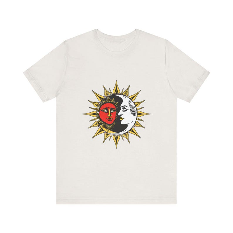 T-Shirt mit himmlisch-mystischem Motiv: Sonne und Mond, heitere Gesichter, himmlisches Geschenk Bild 6