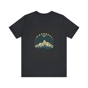 Himmlische Berg Mond T-Shirt, Retro Mond Phasen T-Shirt, Nachthimmel Natur Abenteuer Geschenk Bild 4