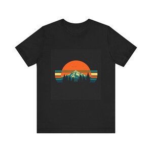 Retro Berg Sonnenuntergang T-Shirt, Vintage Natur Wandern T-Shirt, Outdoor Abenteuer Geschenk Bild 1