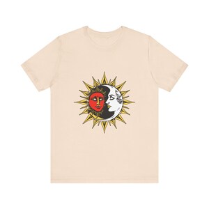 T-Shirt mit himmlisch-mystischem Motiv: Sonne und Mond, heitere Gesichter, himmlisches Geschenk Bild 5