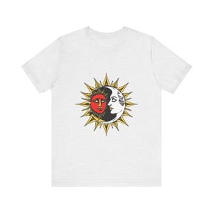 T-Shirt mit himmlisch-mystischem Motiv: Sonne und Mond, heitere Gesichter, himmlisches Geschenk Bild 2