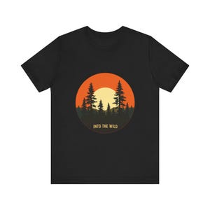 Retro Forest Pines Sonnenuntergang T-Shirt, Vintage Retro Outdoors T-Shirt, Natur Abenteuer Geschenk Bild 3