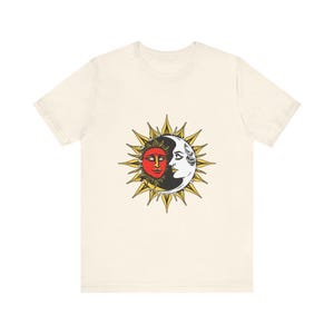 T-Shirt mit himmlisch-mystischem Motiv: Sonne und Mond, heitere Gesichter, himmlisches Geschenk Bild 4