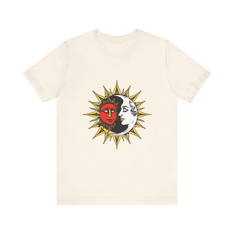 T-Shirt mit himmlisch-mystischem Motiv: Sonne und Mond, heitere Gesichter, himmlisches Geschenk Bild 4