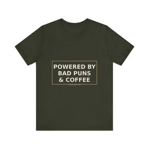 Dad Shirt : Powered By Bad Puns & Coffee – T-shirt humoristique image 8