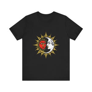 T-Shirt mit himmlisch-mystischem Motiv: Sonne und Mond, heitere Gesichter, himmlisches Geschenk Bild 3