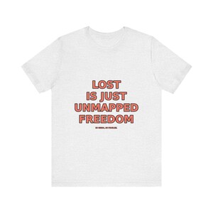 Verloren ist nur nicht abgebildete Freiheit T-Shirt - Lustiges Wanderer Natur Wanderer Tee Bild 2