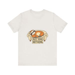 Lustiges T-Shirt mit einem schlafenden Faultier auf dem Sofa, witziges Geschenk Bild 11