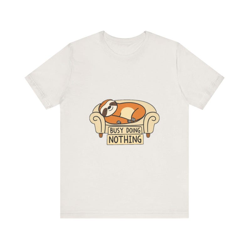 Lustiges T-Shirt mit einem schlafenden Faultier auf dem Sofa, witziges Geschenk Bild 11