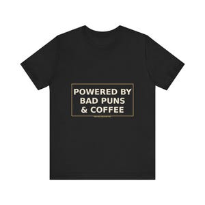 Dad Shirt : Powered By Bad Puns & Coffee – T-shirt humoristique image 3
