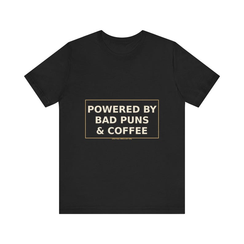 Dad Shirt : Powered By Bad Puns & Coffee – T-shirt humoristique image 3