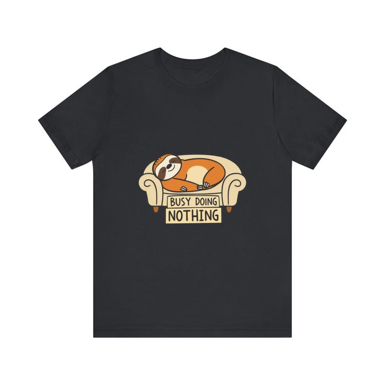 Lustiges T-Shirt mit einem schlafenden Faultier auf dem Sofa, witziges Geschenk Bild 4