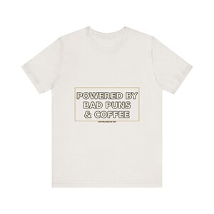 Dad Shirt : Powered By Bad Puns & Coffee – T-shirt humoristique image 6