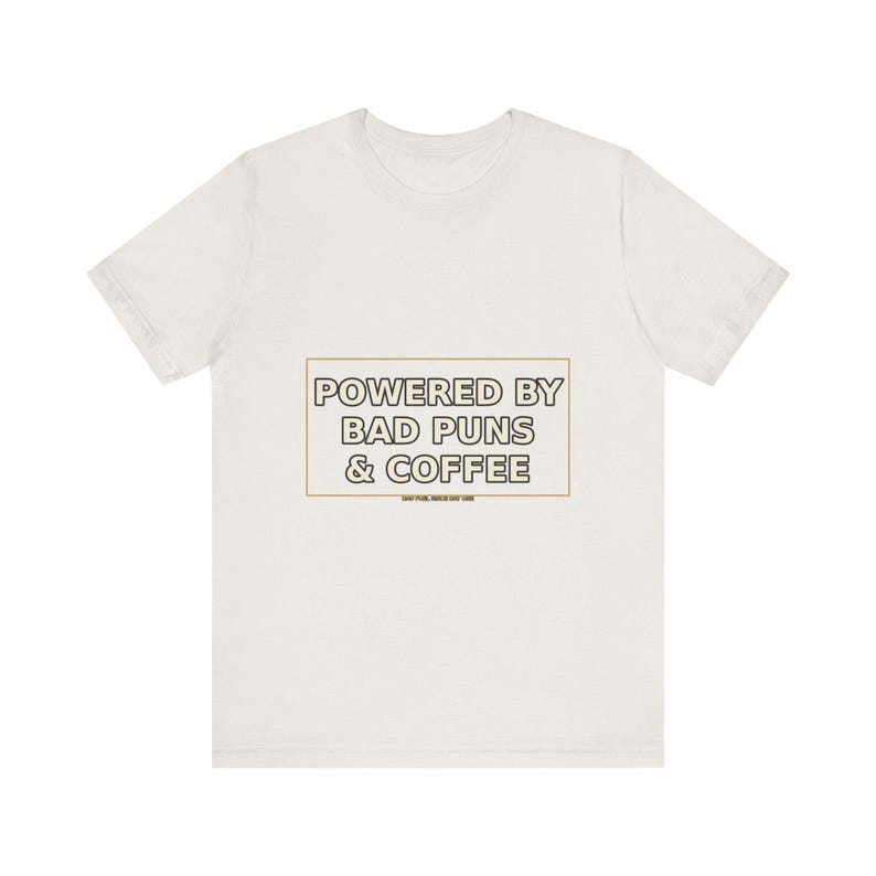 Dad Shirt : Powered By Bad Puns & Coffee – T-shirt humoristique image 6