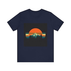 Retro Berg Sonnenuntergang T-Shirt, Vintage Natur Wandern T-Shirt, Outdoor Abenteuer Geschenk Bild 2