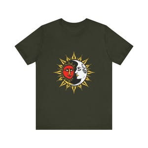 T-Shirt mit himmlisch-mystischem Motiv: Sonne und Mond, heitere Gesichter, himmlisches Geschenk Bild 8