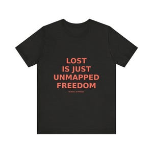 Verloren ist nur nicht abgebildete Freiheit T-Shirt - Lustiges Wanderer Natur Wanderer Tee Bild 7