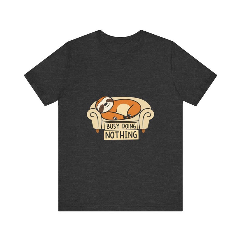 Lustiges T-Shirt mit einem schlafenden Faultier auf dem Sofa, witziges Geschenk Bild 5