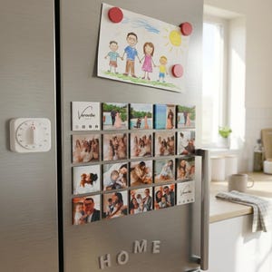 K&ouml;nnte beinhalten: Ein Edelstahlk&uuml;hlschrank mit einer Kinderzeichnung einer Familie, befestigt durch drei rote Magnete, einem wei&szlig;en runden K&uuml;chentimer und einem Raster aus zwanzig quadratischen Fotomagneten mit Familienportr&auml;ts und dem Verovibe Studio Logo.
