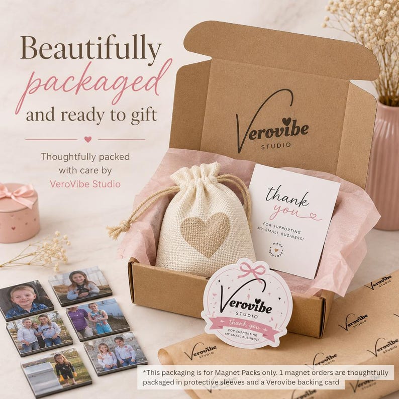 K&ouml;nnte beinhalten: Eine braune Geschenkschachtel aus Karton mit einem beigen Kordelzugbeutel mit Herzmotiv, einer Dankeskarte und einem runden Aufkleber, alles mit dem Branding von Verovibe Studio. Mehrere quadratische Fotomagnete liegen daneben auf der Fl&auml;che.
