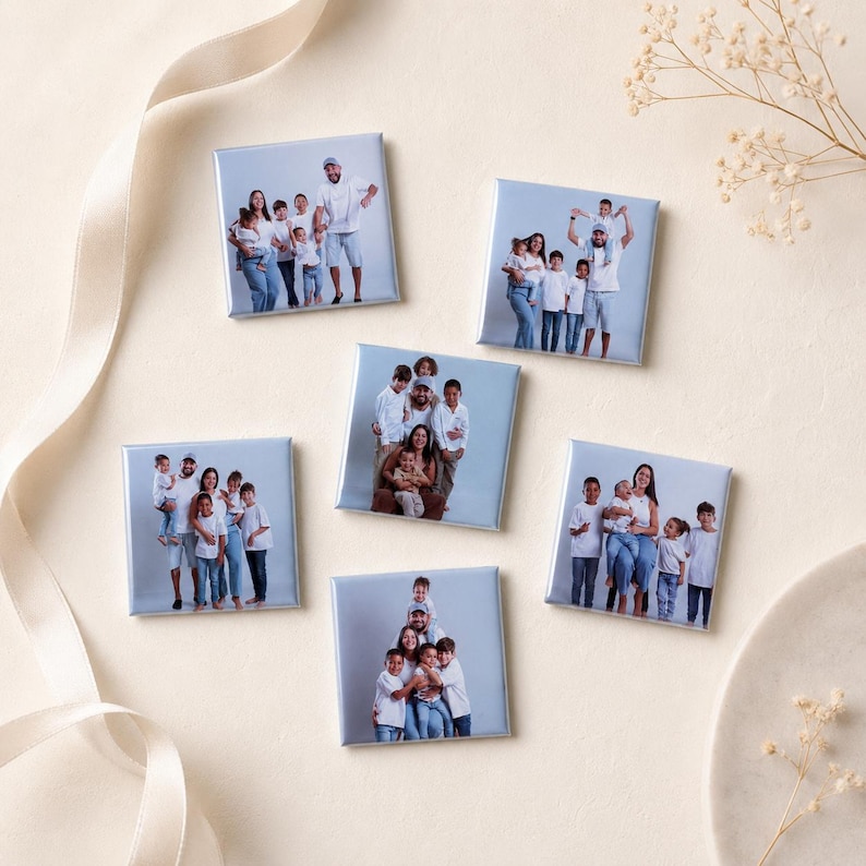 K&ouml;nnte beinhalten: F&uuml;nf quadratische Magnete mit individuell bedruckten Familienfotos. Jeder Magnet zeigt ein anderes Gruppenportr&auml;t einer Familie mit Kindern vor einem schlichten hellgrauen Hintergrund und pr&auml;sentiert verschiedene Posen und Anordnungen.