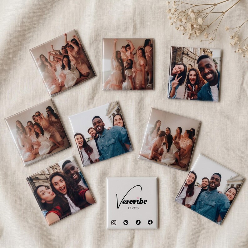K&ouml;nnte beinhalten: Eine Sammlung von acht quadratischen Fotomagneten mit verschiedenen Gruppenportr&auml;ts von Menschen und einem wei&szlig;en Magneten mit dem schwarzen Text Verovibe Studio sowie Social-Media-Symbolen. Die Magnete zeigen spontane Momente und l&auml;chelnde Gesichter.