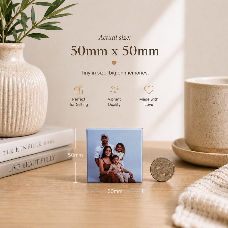 K&ouml;nnte beinhalten: Ein quadratischer Fotodruck mit den Ma&szlig;en 50mm x 50mm, der ein Familienportr&auml;t von zwei Erwachsenen und zwei Kindern zeigt. Der Text lautet Actual size: 50mm x 50mm, Tiny in size, big on memories, Perfect for Gifting, Vibrant Quality, Made with Love.