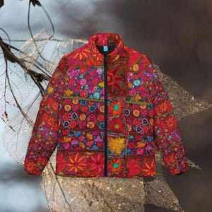 Chaqueta acolchada roja bordada: Abrigo de invierno estilo Suzani