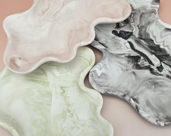 Handgefertigtes Wolkentablett in Marmoroptik, alles fangen, organische Form, Schmuckaufbewahrung, langsam machendes, persönliches Geschenk