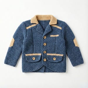Könnte beinhalten: Blau gestrickte Jacke mit beigem Kragen, Ellbogenpatches und Taschenakzenten. Die Jacke hat vier Holzknöpfe und zwei Vordertaschen. Diese Kinderjacke ist ein klassischer Stil.