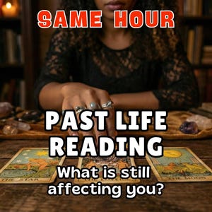 Könnte beinhalten: Ein Bild einer Tarotkartenlesung mit brennenden Kerzen. Der Text "SAME HOUR" steht oben, darunter "PAST LIFE READING" und "What is still affecting you?". Drei Tarotkarten sind auf einem Holztisch zu sehen.