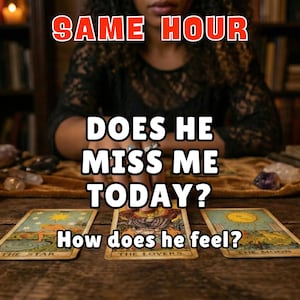 Pode incluir: Uma imagem de uma leitura de cartas de tarot com velas acesas e o texto "SAME HOUR" e "DOES HE MISS ME TODAY? How does he feel?" na imagem. Três cartas de tarot são visíveis em uma mesa de madeira.