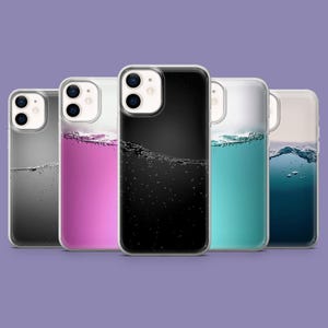 Könnte beinhalten: Eine Sammlung von fünf Handyhüllen mit Wasser-Designs. Die Hüllen zeigen verschiedene Farben, darunter Grau, Rosa, Schwarz, Türkis und Blau, die jeweils einen anderen Wassereffekt darstellen. Die Hüllen werden vor einem lila Hintergrund präsentiert.