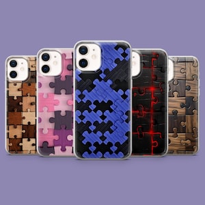 Könnte beinhalten: Fünf Handyhüllen mit Puzzleteil-Designs. Die Hüllen weisen verschiedene Farben und Muster auf, darunter Holzmaserung, Rosa und Lila, Blau und Schwarz, Schwarz mit roten Linien und mehr Holzmaserung. Die Hüllen sind in einer Reihe angeordnet.