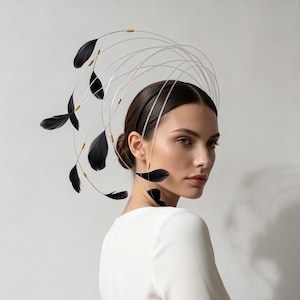 Svart fjäderfascinator i statementstil Skulpturellt pannband Modern hatt i Royal Ascot-stil Cocktailstil