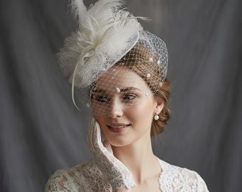 Velo de jaula blanca, tocado de plumas, elegante sombrero de cóctel nupcial