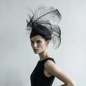 Dramatisk svart Sinamay-fascinator, exklusivt huvudbonad för bröllopsgäster, gotisk fjädercocktailhatt