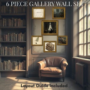 Puede incluir: Un conjunto de pared de galería de seis piezas con impresiones artísticas enmarcadas. Las impresiones incluyen ilustraciones botánicas, pinturas de paisajes y una escena de una persona leyendo. El conjunto se muestra sobre un sillón de cuero. El texto "6 Piece Gallery Wall Set" y "Layout Guide Included" son visibles.