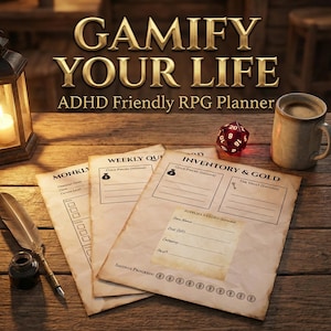 Op de afbeelding: Een tafereel met een planner getiteld "Gamify Your Life: ADHD Friendly RPG Planner". De scène bevat perkamentachtige papieren, een rode 20-zijdige dobbelsteen, een mok koffie en een veer met inkt. De papieren hebben secties voor het bijhouden van de voortgang.