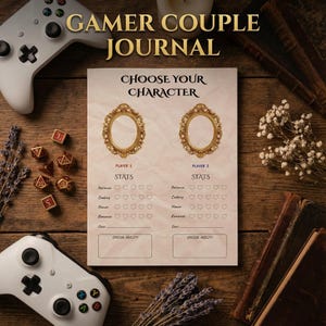 Könnte beinhalten: Ein Gamer-Paar-Journal mit dem Text "Wähle deinen Charakter". Das Journal zeigt zwei verzierte goldene Rahmen für Charakterporträts, Statistikbereiche und Felder für besondere Fähigkeiten. Würfel, Gamecontroller und Blumen umgeben das Journal auf einer Holzoberfläche.
