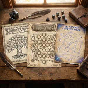 Op de afbeelding: Drie fantasy-thema tijdschriften met ingewikkelde illustraties en tekst, waaronder "The Druid's Path", "The Artificer's Blueprint" en "The Wizard's Constellation". Een pen, inktpot, dobbelstenen en leren boeken liggen op een houten oppervlak.