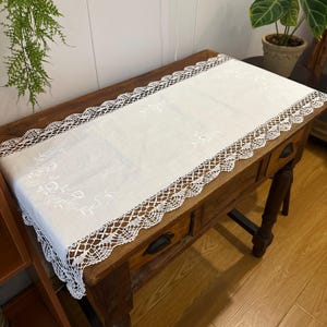Liten bordslöpare, byrålöpare i bomullsspets, vitt broderat linne, konsolbordsdekor i vintagestil
