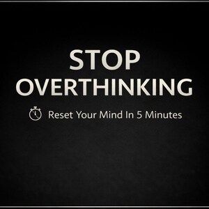 Op de afbeelding: Zwarte achtergrond met witte tekst die luidt: "STOP OVERTHINKING". Daaronder een afbeelding van een klok en de woorden "Reset Your Mind In 5 Minutes". De afbeelding heeft een dunne witte rand.