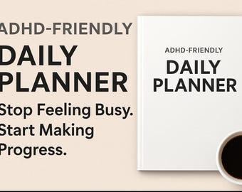 Könnte beinhalten: Ein weißer Tagesplaner mit dem Text "ADHD-FRIENDLY DAILY PLANNER" in Schwarz. Neben dem Planer steht eine Tasse Kaffee. Das Bild enthält auch den Text "Stop Feeling Busy. Start Making Progress."