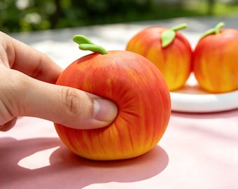 Giocattolo antistress a forma di mela succosa, realistico giocattolo da spremere a forma di frutto, simpatico giocattolo antistress a lenta risalita, decorazione da scrivania e idea regalo.